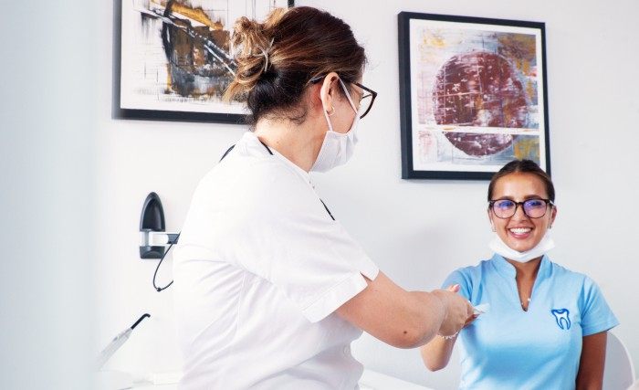 Parodontologie - Frau Schams und Assistentin im Behandlungszimmer